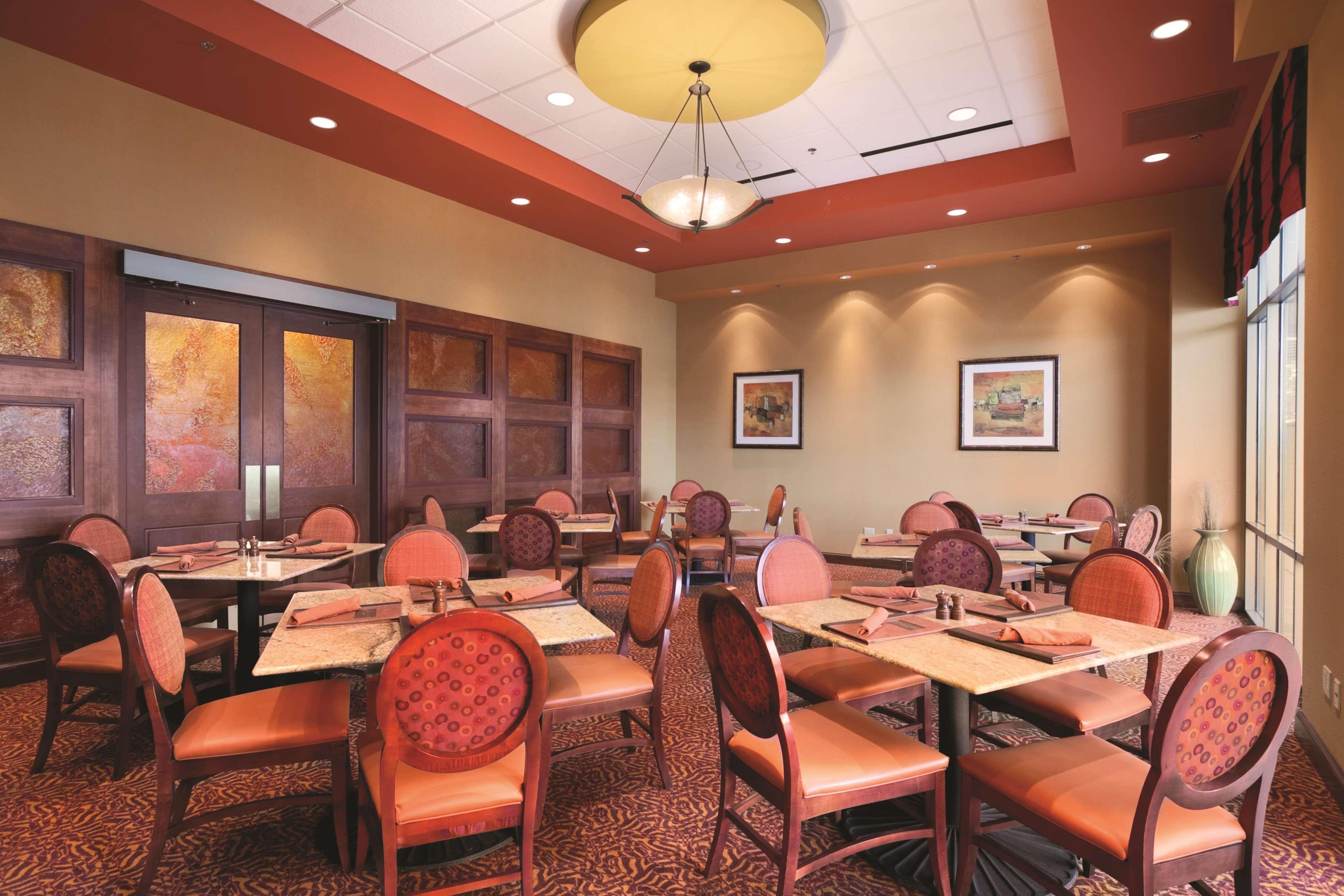 Embassy Suites East Peoria Hotel And Riverfront Conference Center Restaurant foto